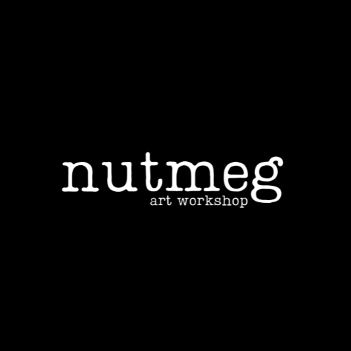 Kwadratowe logo firmy "Nutmeg Art Workshop" którą prowadzi Mateusz Bieleniewicz